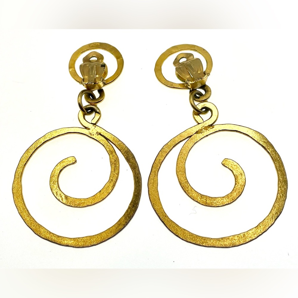 Vintage Gold Tone Hammered Scroll Design Dangle Clip In Earrings Made in Greece - Picture 5 of 9